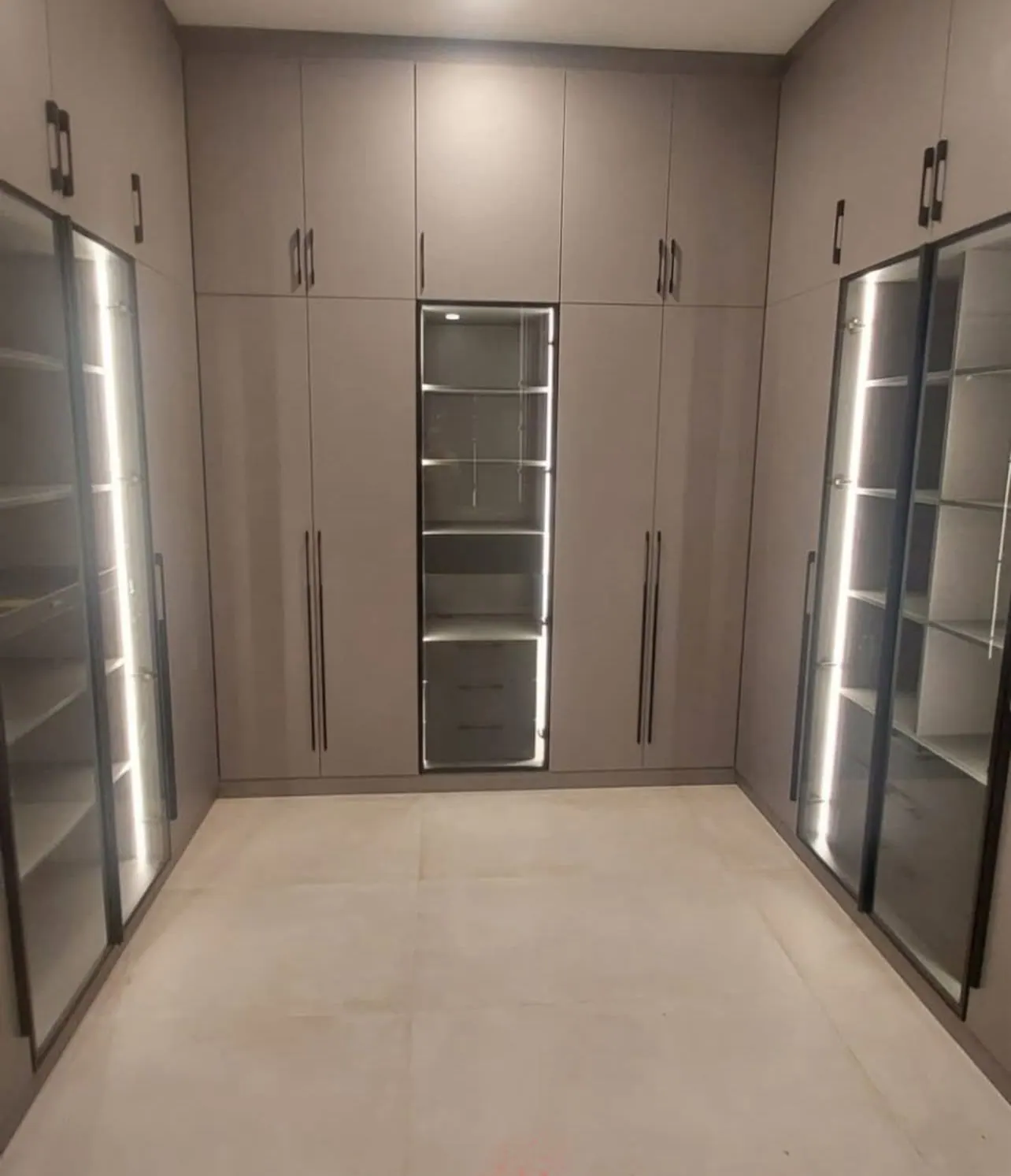 ديكورات خشبية دواليب وتكسيات ابواب بوثات 