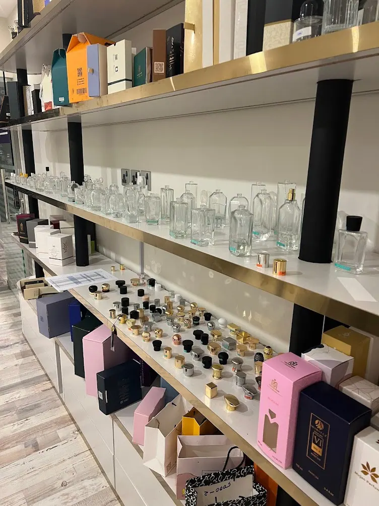 تصنيع العطور ومستحضرات التجميل والعناية للغير