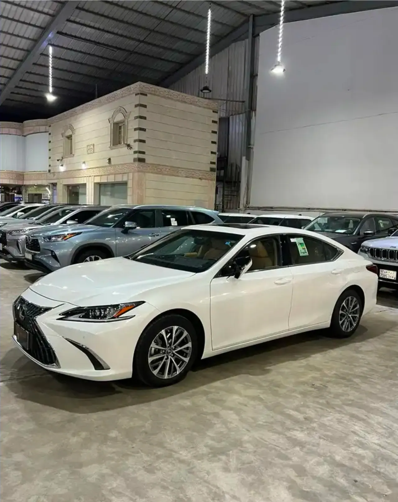 لكزس ES250 AA 2025 بنزين شبه جديد ( الوكيل عبداللطيف جميل )