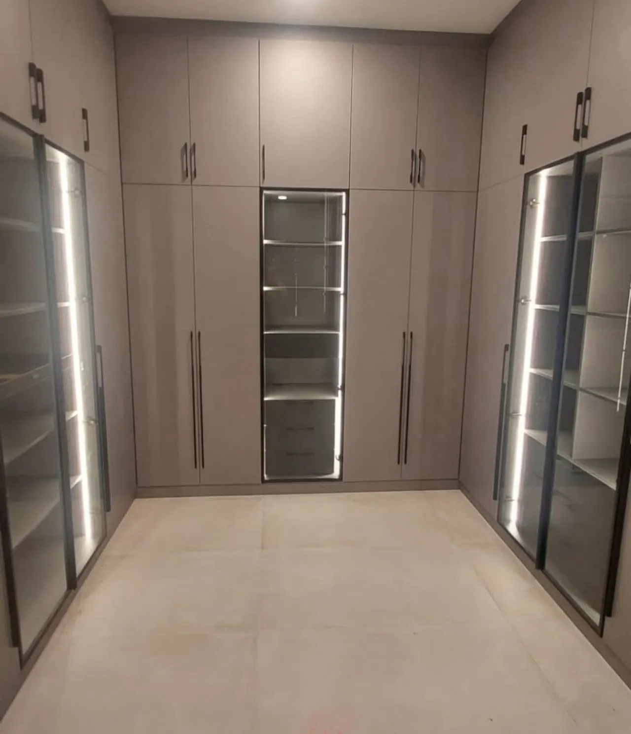 ديكورات خشبية دواليب وتكسيات ابواب بوثات 